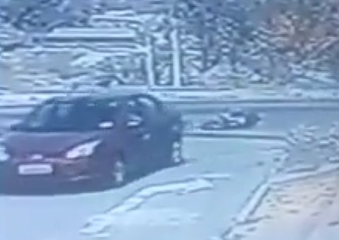 Motoqueiro ferido em colisão com carro. Veja vídeo