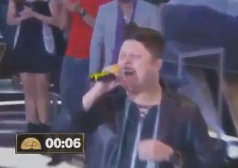 Ao cantar "Galopeira" cantor desmaia ao vivo no SBT