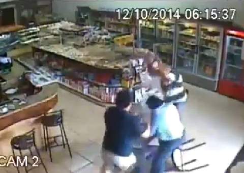 Assaltante gaiato entra em padaria e é espancado por clientes