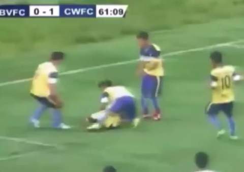 Jogador morre após comemorar gol com pirueta