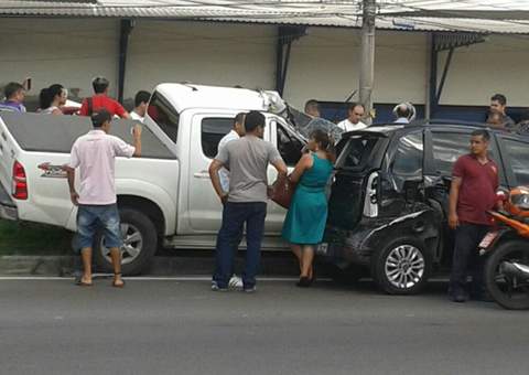 Dupla rouba picape sem saber dirigir e colide na Torquato Tapajós