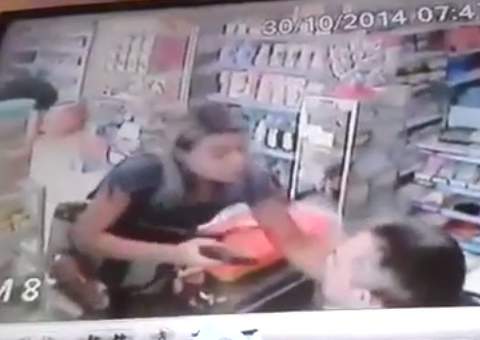 Loira está sendo procurada em Manaus após assaltar armada um mercadinho