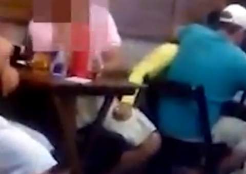 Enquanto beija o namorado, mulher é filmada acariciando "as partes" de outro. Veja