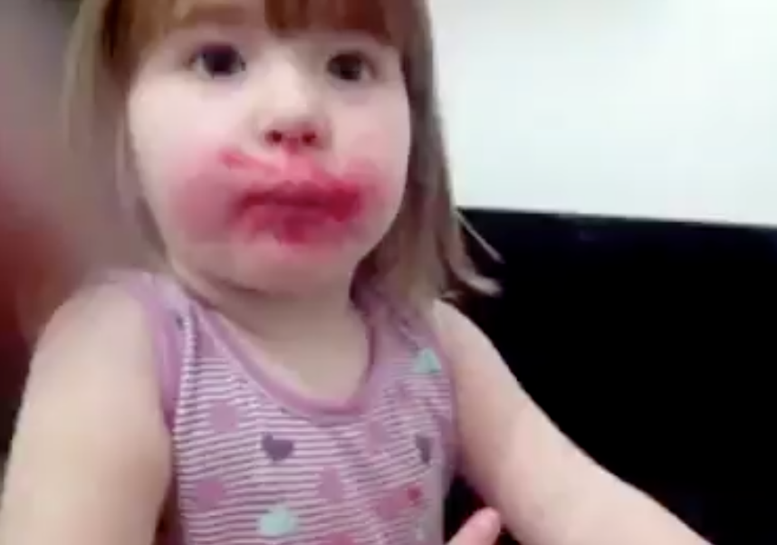 Menina come batom da mãe e culpa o cachorro