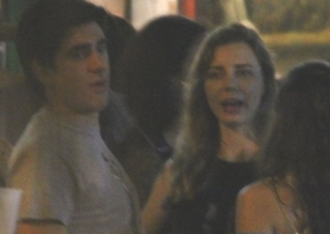 Casado, Marcelo Adnet é flagrado com outra