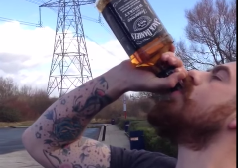 Homem bebe garrafa de uísque em 30 segundos