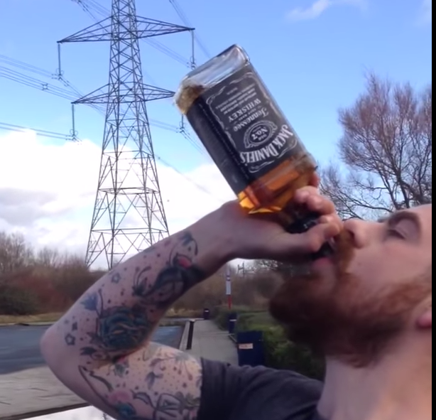 Homem bebe garrafa de uísque em 30 segundos