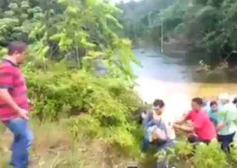 Carro capota, cai no lago e mata motorista