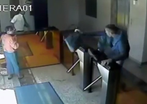 Mesmo sendo filmado, ladrão pula catraca e rouba R$ 35 mil em Brasília