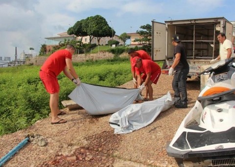 Embarcação repleta de sangue e dois corpos são encontrados no Tarumã