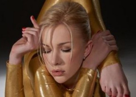 Russa mostra seu talento em posições extraordinárias para calendário de 2015 