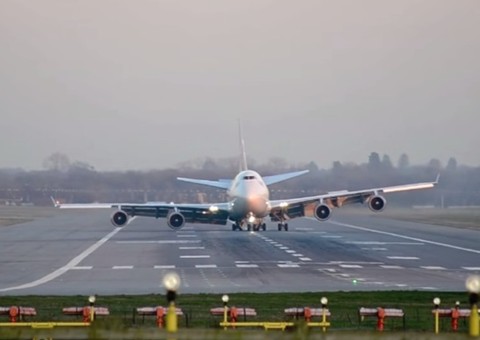 Boeing 747 tem de pousar em Londres sem um de seus trens de pouso