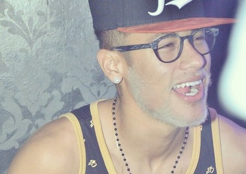  Neymar desabafa na web “Os falsos vão embora”