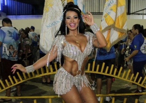 Cinthia Santos samba muito no ensaio da Águias de Ouro e mostra corpo de causar inveja 