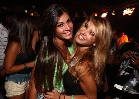 Solteira, Dany Bananinha curte balada com as amigas 