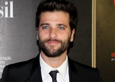 Bruno Gagliasso é internado com crise renal e precisará ser operado 