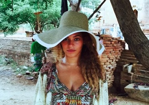 Bronzeada, Beyoncé mostra registro de férias no Camboja 