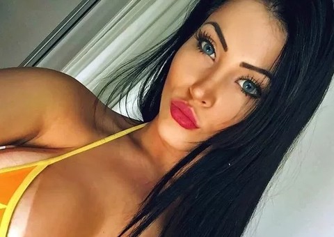 Uau! Miss Bumbum sósia de Megan fox exibe marquinha de sol