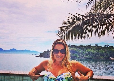 Ana de Biase mostra o barrigão e comemora aniversário