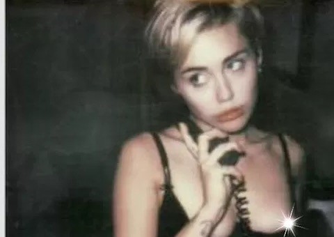  Miley Cyrus posa de calcinha e sutiã e acaba mostrando demais  