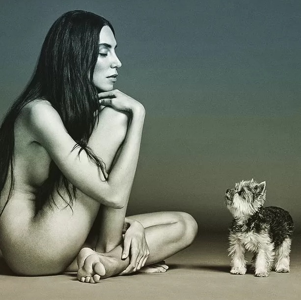 Lea T posa nua na web ao lado de cachorrinho 