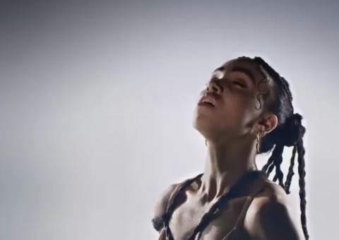 FKA Twings dá um show de sensualidade e mostra elasticidade em vídeo 