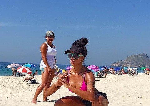 Aline Riscado se exercita de biquininho na praia e exibe o corpão 