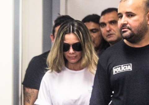 Vídeo mostra confusão e Marcelaine sorrindo na saída do depoimento