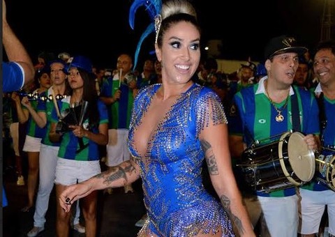 Bem decotada, Dani Bolina vai a ensaio de carnaval em São Paulo