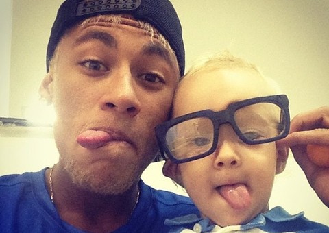 Fofura! Filho de Neymar aparece estiloso de terno 
