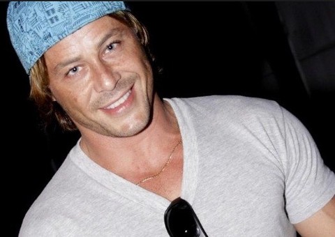 Após dois meses de namoro, Theo Becker fica noivo de médica 