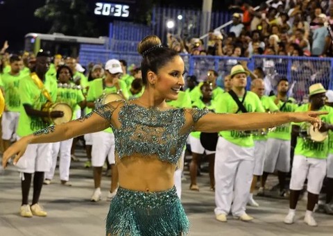 Claudia Leitte exibe corpão e muito samba no pé em ensaio técnico 