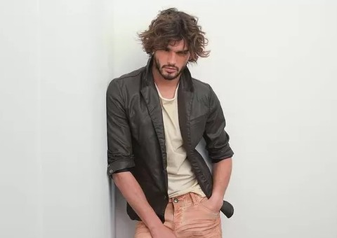 Marlon Teixeira posa sensual para marca de roupas 