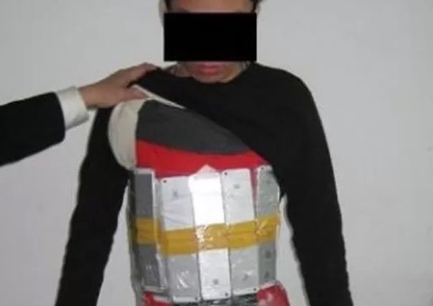 Chinês vira piada ao contrabandear 94 iphones presos ao corpo 