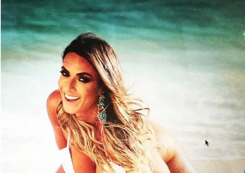Uau! Nicole Bahls posa de maiô sexy na praia 