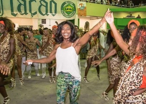 Glória Maria cai no samba em ensaio técnico da Imperatriz 