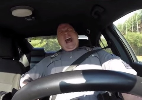 Policial é flagrado cantando música de Taylor Swift