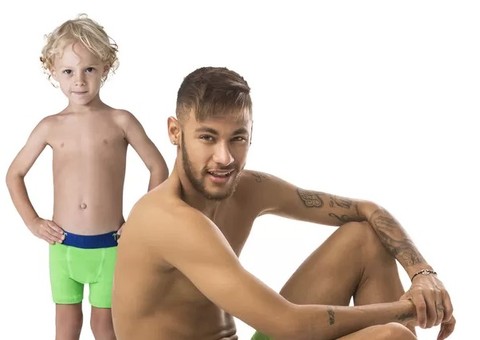  Neymar posa de cueca ao lado do filho para campanha 