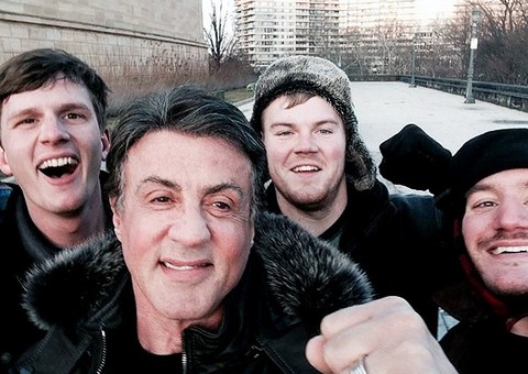 Turistas tiram a sorte grande na escadaria do filme Rocky ao encontrar o próprio Silvester Stallone para selfie