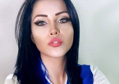 Claudia Alende exibe marquinha de sol no bumbum e arranca elogios 