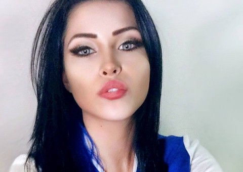 Claudia Alende exibe marquinha de sol no bumbum e arranca elogios 