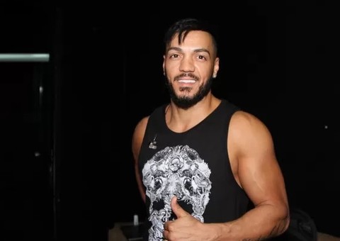 Sorridente, Belo exibe músculos em show 