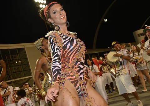 Rainha de bateria Helena Soares exibe tatuagem no bumbum 