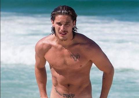 Ops! Romulo Neto mostra demais em ensaio sensual 