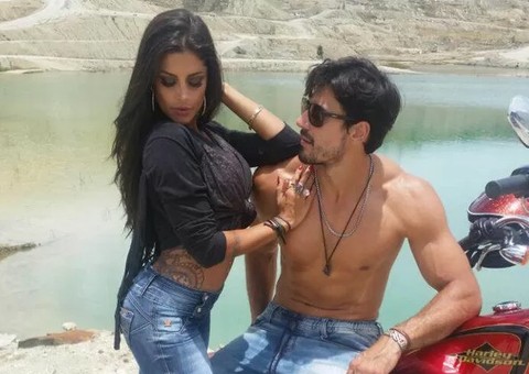 Aline Riscado mostra corpão em ensaio sensual com modelo 