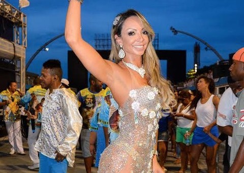 Pri Santtana usa transparência e revela fio dental em ensaio técnico