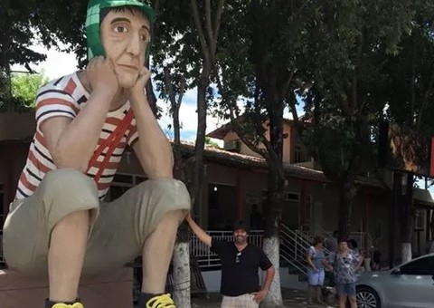 Fã faz estátua de Chaves de 5 metros de altura 