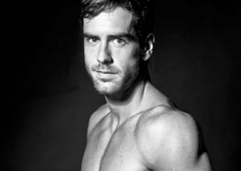 Marcos Pitombo posa nu em ensaio sensual 