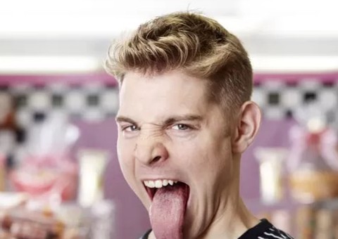 Veja jovem com língua de 10,1 cm e novos recordes incríveis do Guinness