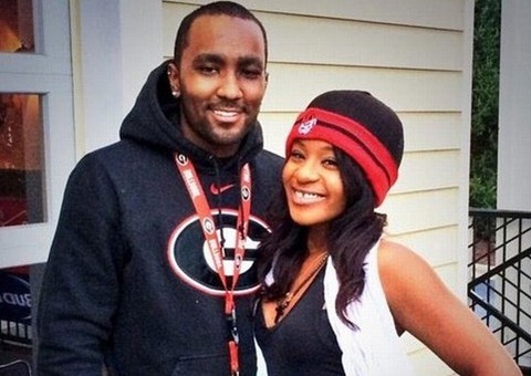 Filha de  Whitney Houston é encontrada inconsciente na banheira